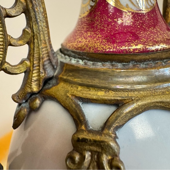 Louis XIV Sevres Style French Hand Painted Porcelain Urn Vase Gilt Bronze Mount - Picture 8 of 17